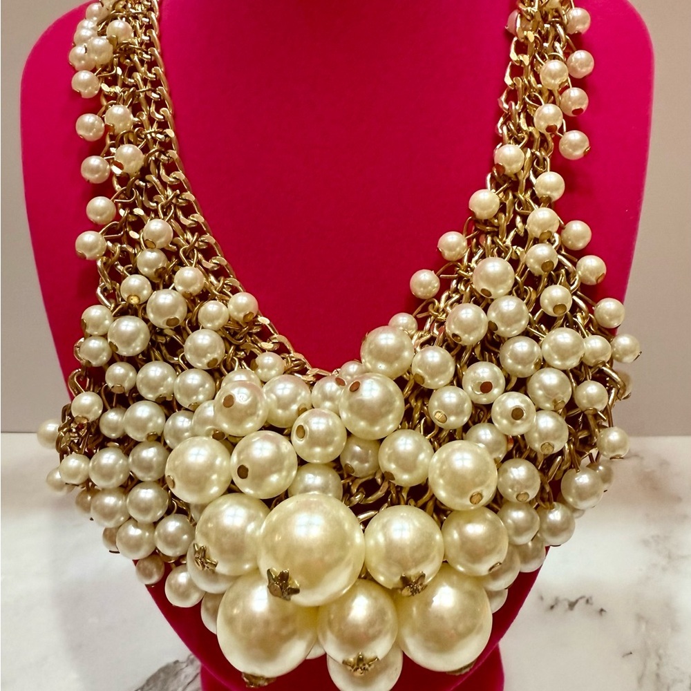 Elegant Pearl and Gold Statement Necklace - Picture 2 of 6